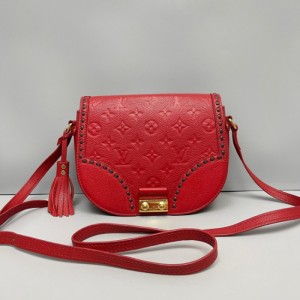 Bolso de hombro de Louis Vuitton junot bolso de cartero de silla de montar con borlas estampadas en piel de vaca roja