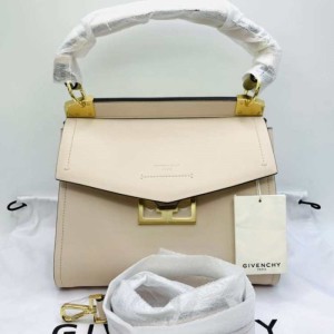 El bolso de la Sra. Givenchy Mystic