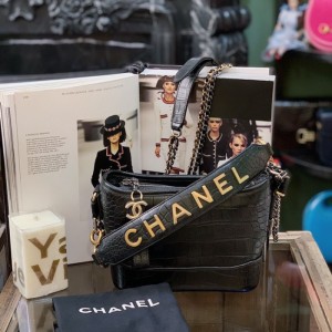 Bolso de hombro de la Sra. Chanel Chanel bolso callejero estampado de cocodrilo de oro negro