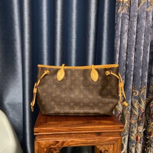 El bolso de la Sra. Louis Vuitton nunca es un tama?o peque?o completo