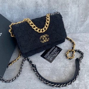 chanel 19ショルダーバッグトランペットブラック