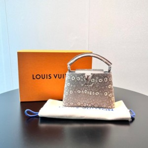 Piel de lagarto sobre un hombro de Louis Vuitton