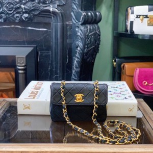 Sra. Chanel bolso de hombro Chanel piel de oveja negra y dorada mini CF