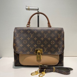 El bolso de la Sra. Louis Vuitton es de color antiguo, el cartero marinan cierra la cabeza.