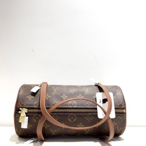 El bolso de la Sra. Louis Vuitton conserva el original Louis Vuitton red skin 26 cilindros Babylon