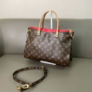 El bolso de la Sra. Louis Vuitton es una leyenda del tama?o lv.