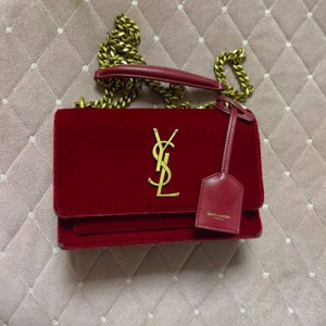 Yves Saint Laurent Sunset envuelta en terciopelo rojo