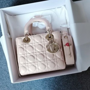 Bolso Lady Dior de cuatro casillas rosa