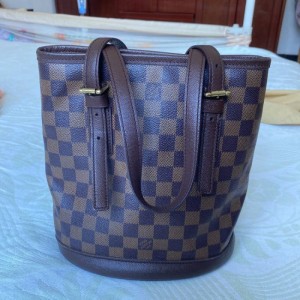 El bolso de la Sra. Louis Vuitton lvbucket