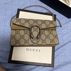 Sra. gucci, una mochila y un Dios del vino Mini