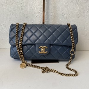  Chanel Classic flap bolso de hombro azul mediano