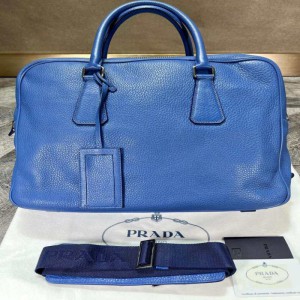 Maletín Prada para hombres con etiqueta triangular