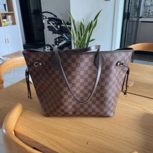 El bolso de la Sra. Louis Vuitton nunca está lleno de casillas medianas