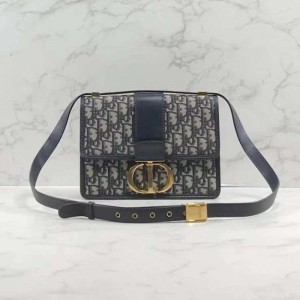 Dior Montaigne con una sola mochila