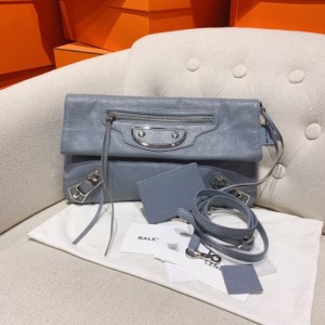 Bolso de hombro único de la Sra. balenciaga bolso de hombro único decorado con remaches de cuero gris y azul de la familia balenciaga bolso de hombro único