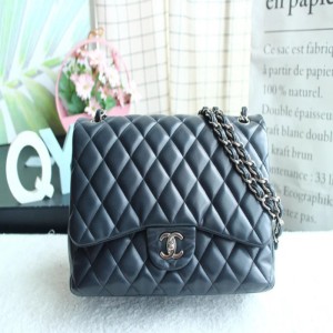 Bolso de hombro de Chanel clásico de piel de oveja negra y plateada jumbo CF bolso de cadena