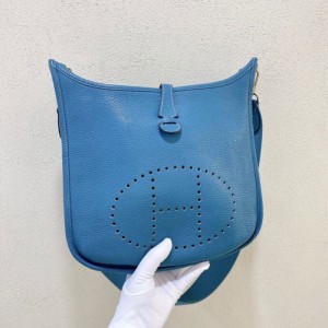 エルメスレディースショルダーバッグhermes evelyn 29デニムブルーシルバーバックルo