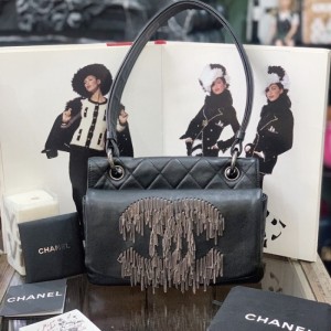 Sra. Chanel bolso de hombro Chanel piel de oveja negra y plateada borlas estrellas gemelas