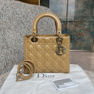 Bolso Lady Dior cinco cuadros de té con leche