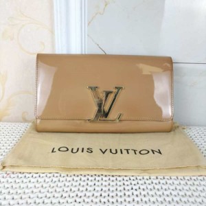 Bolso de la Sra. Louis Vuitton  bolso de la mano la Sra. Louis Vuitton tiene un bolso de la mujer