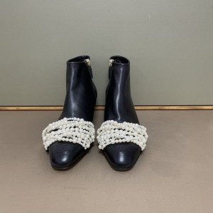 Botas de chanel, bolsos de Botas de perlas negras y cabeza de polvo