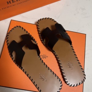 Las zapatillas H de la Sra. Hermes tienen un borde negro de 38 yardas.