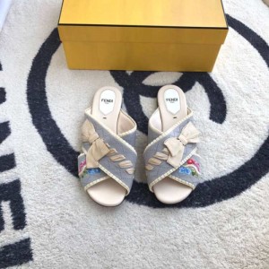 Sandalias  zapatillas para mujeres Fendi