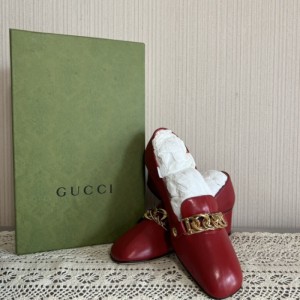 Sra. Gucci tacones altos con botones rojos de oro