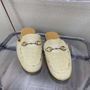 El nuevo tejido exterior de Gucci para hombres lleva zapatos de nicho de suela plana y media zapatilla con un pie.