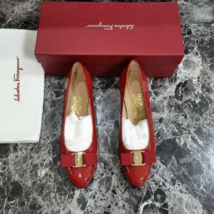 Tacones altos de la Sra. Ferragamo tacones altos de la Sra. Ferragamo vara son rojos