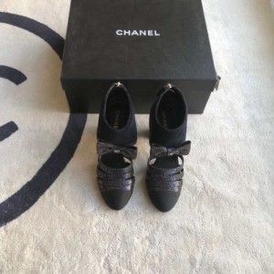 El lazo de los tacones altos de la Sra. Chanel