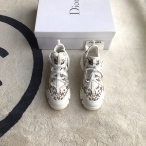 Las zapatillas deportivas de la Sra. Dior explotan las zapatillas de papá.