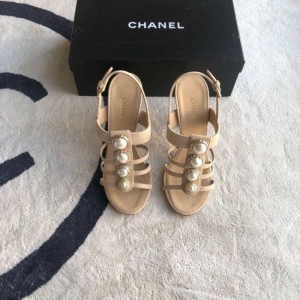 Sandalias, zapatillas, té con leche de la Sra. Chanel