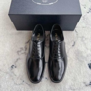 Zapatos de cuero para hombres Prada