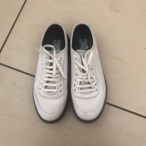 Ferragamo zapatos casuales para hombres con piel blanca