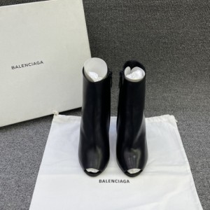 Botas, pico de pescado y tacones altos de la familia balenciaga