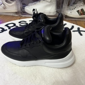 Alexander McQueen zapatos casuales para hombres con líneas negras