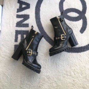 Las botas de la Sra. Louis Vuitton son de piel negra y completa.