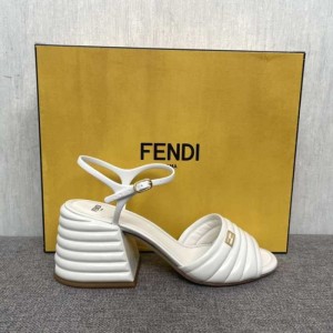 Zapatos de tacón alto de la Sra. Fendi