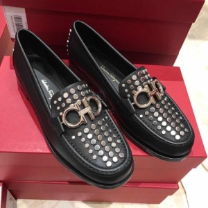 Las zapatillas planas de la Sra. Ferragamo son casuales y pedalean zapatos individuales con remaches de cuero de vaca.