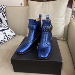 Las botas de la Sra. coach son modernas, las botas cortas azules eléctricas tienen defectos de 37 yardas.