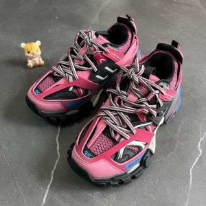 Las zapatillas deportivas de la Sra. balenciaga explotaron