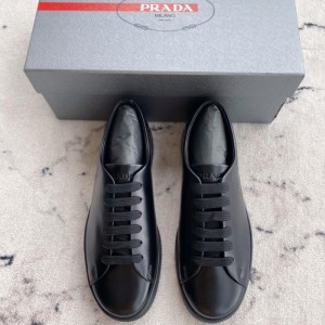 Zapatos casuales para hombres Prada negros