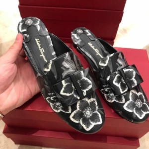 Sandalias  zapatillas de la Sra. Ferragamo nuevas estampadas florales Baotou media zapatilla zapatos planos