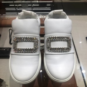 Los zapatos casuales de la Sra. Roger vivia son blancos y de piel completa, y el número de botones de perforación clásicos aumenta dentro de 41.