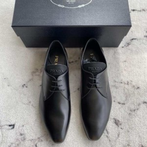 Zapatos de cuero para hombres Prada