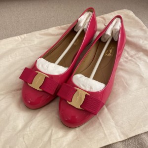 Sandalias rosas de la Sra. Ferragamo