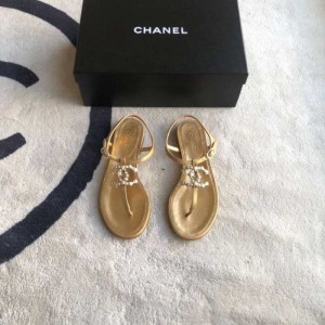 Sandalias  zapatillas doradas de la Sra. Chanel