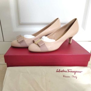 Tacones altos de la Sra. Ferragamo tacones altos de color desnudo