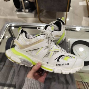 Las zapatillas deportivas masculinas de la familia balenciaga Track hacen zapatos de papá viejos.